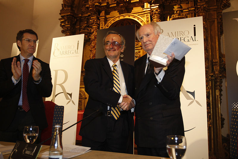 Ficheiro:Sociedade Mariano Barbacid recolleu en Santiago o premio de investigación do cancro que patrocina Ramiro Carregal.jpg