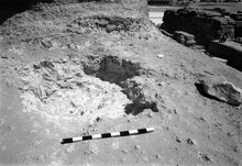 Perring's Hole behind neck of the Sphinx. Part of headdress on the right. Sphinx, Perring's hole.tif