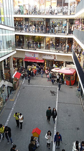 File:Ssamzigil in Insadong.jpg