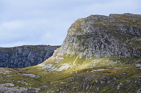 Der Stack of Glencoul, darunter die Moine Thrust