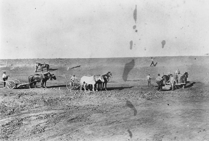 File:StateLibQld 1 53160 Construction of a dam on Kelso Station, Queensland, 1895.jpg