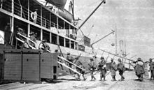 Soldiers of the 5th Light Horse embarking for overseas in World War I, 1914 StateLibQld 1 85044 Soldiers of the 5th Light Horse embarking for overseas,1914.jpg