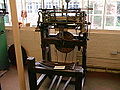 Stocking Frame – nejstarší zařízení na mechanické pletení (z roku 1589)