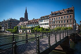 Blick auf die Fußgängerbrücke mit der Kathedrale im Hintergrund