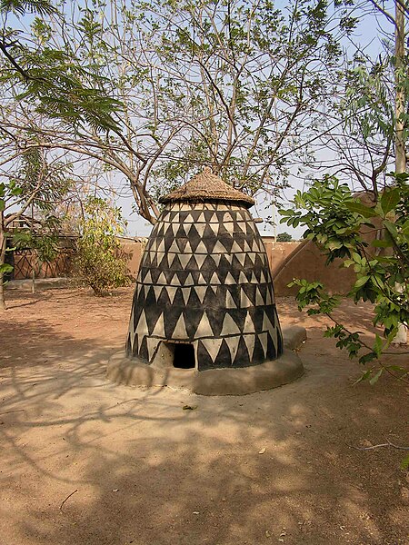 File:Sumbrungu Painted Building in Bolgatanga, northern Ghana.jpg