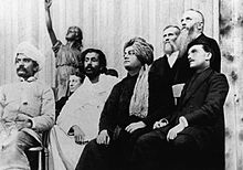 Swami Vivekananda sur la platformo de la Parlamento de Religia septembro 1893, (de maldekstre dekstren) Virchand Gandhi, Dharmapala, Swami Vivekananda kaj G