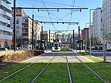 Une rame de tramway U 52600 à la station "Evry-Courcouronnes - Centre Ville - Université" de la ligne 12 Express du tramway d'Île-de-France