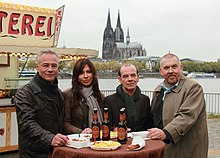 Behrendt (Ballauf), Thomalla (Saalfeld), Wuttke (Keppler) und Bär (Schenk) bei den Dreharbeiten in Köln an der obligatorischen Imbissbude