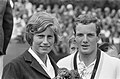 Tennis op METS-banen in Den Haag, Trudy Groenman en Tom Okker, Bestanddeelnr 916-6169.jpg