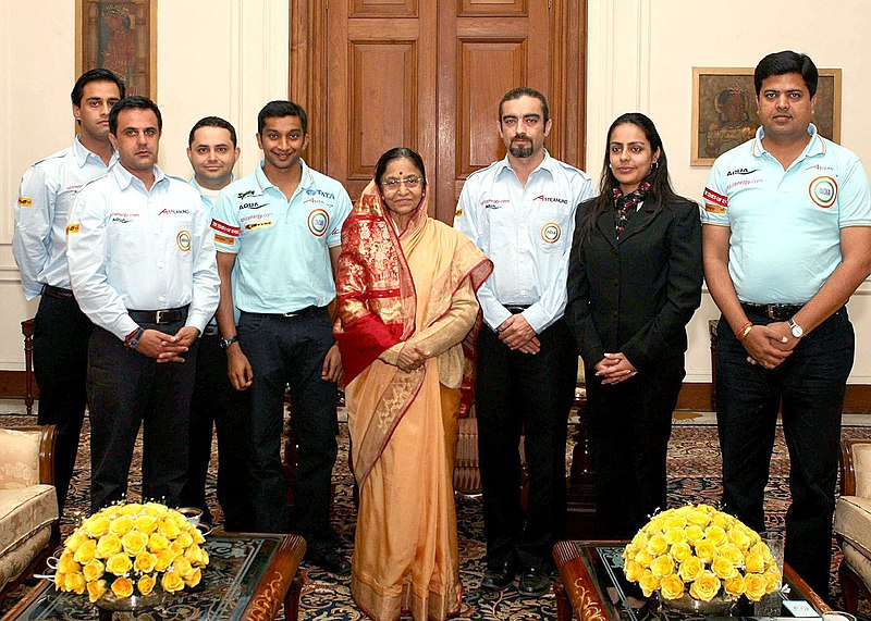 File:The International Car Racing Driver Mr. Narain Karthikeyan and his team members who called on the President, Smt. Pratibha Devisingh Patil, at Rashtrapati Bhavan in New Delhi on January 11, 2008.jpg