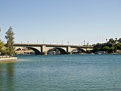 390px-The_London_Bridge_in_Lake_Havasu_City_%2827698161465%29.jpg