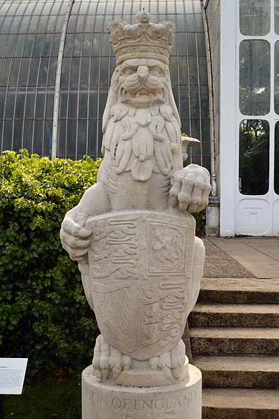 File:The Queen's Beasts, Kew, The lion of England.jpg