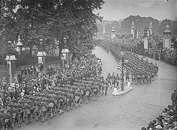 Column of American troops passing Buckingham Palace, London, 1917.