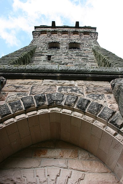 File:The east tower,derwent dam - panoramio.jpg