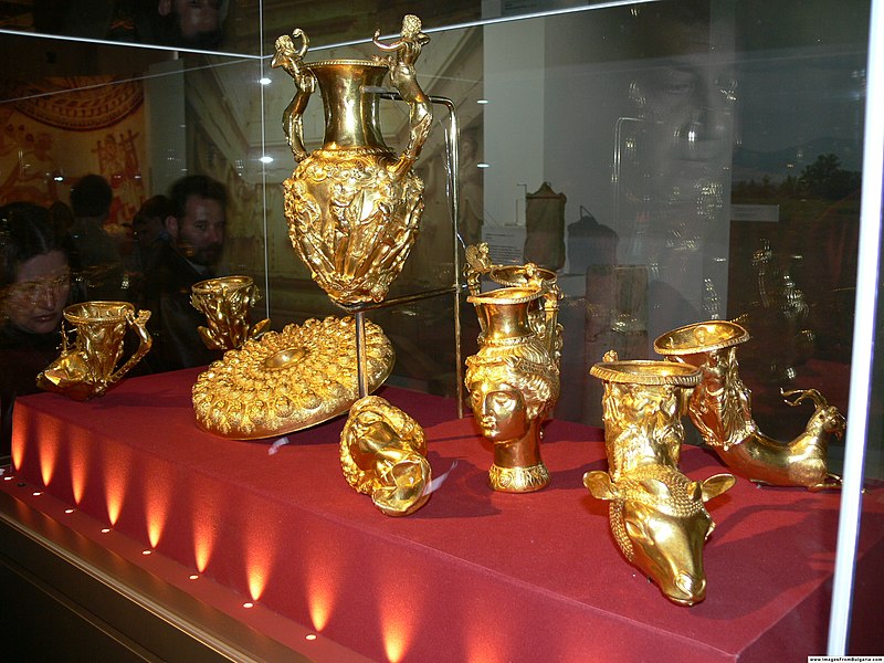 File:Thracian treasure NHM Bulgaria.JPG