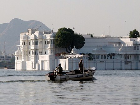 ไฟล์:UDAIPUR.-_palais_de_Jag_Mandir_(sur_lac_Pichola)..jpg