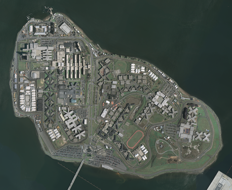 Вид с высоты ок. 1,7 км. В нижней части снимка — мост Острова Райкерс, внизу справа — край взлётно-посадочной полосы аэропорта Ла-Гуардия