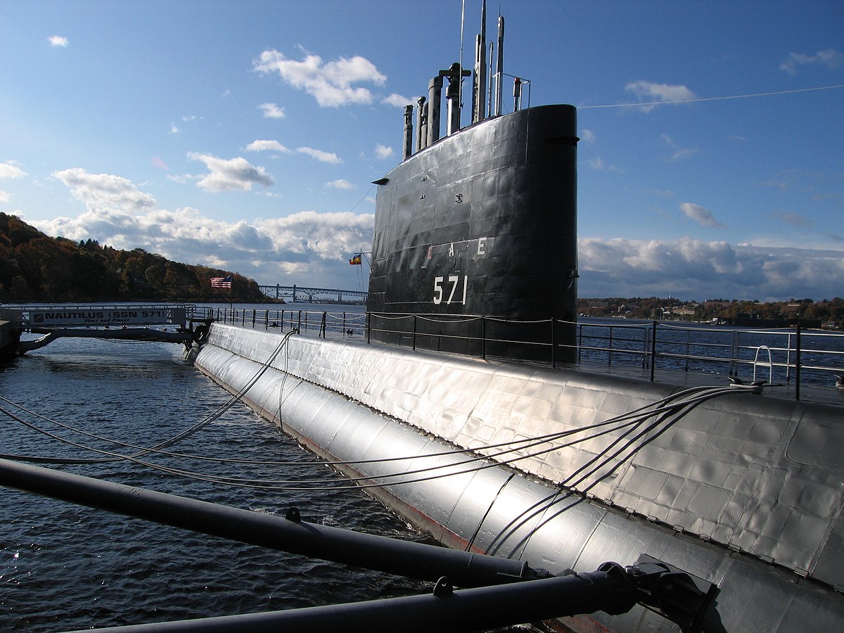 https://upload.wikimedia.org/wikipedia/commons/thumb/6/6e/USS_Nautilus_SSN571.JPG/1200px-USS_Nautilus_SSN571.JPG