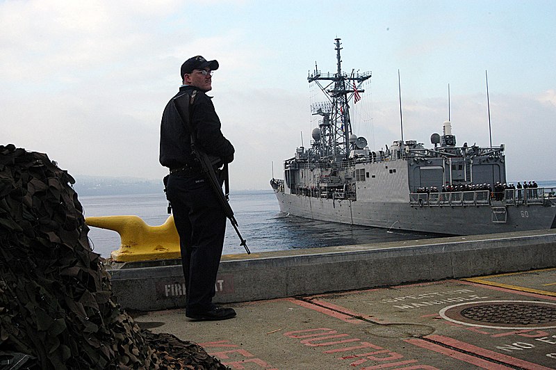 File:US Navy 030303-N-6477M-080 Fire Controlman 2nd Class Dean Shears stands watch as pier sentry watch as the guided missile frigate USS Rodney M. Davis (FFG 60) sets out to sea.jpg