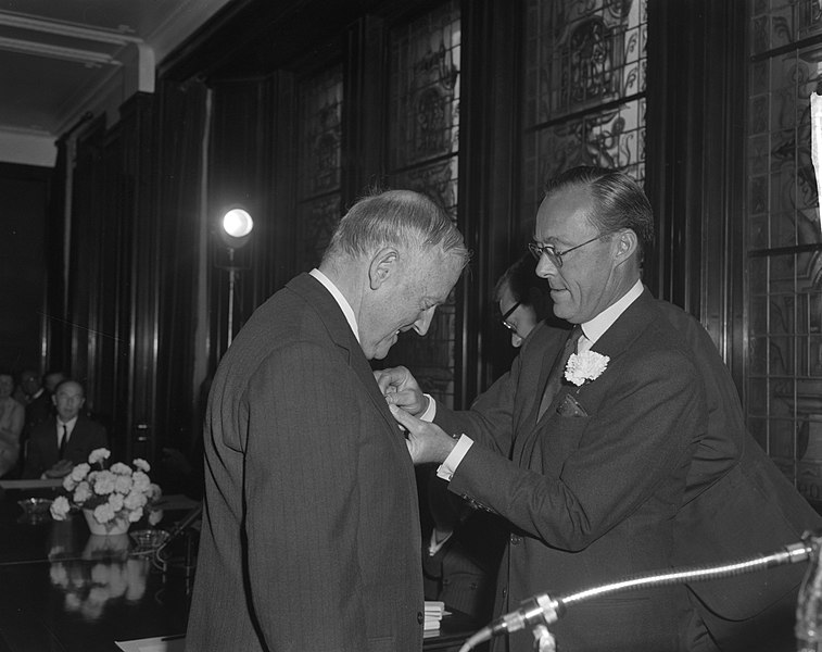 File:Uitreiking Zilveren Anjer door prins Bernhard mr. G.P. van Tienhoven, Bestanddeelnr 914-0692.jpg