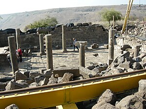 מבט על - במרכז רואים את עיגול האבנים שאמצעו מהווה את המרכז המדויק של בית הכנסת