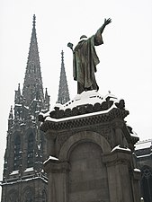 פסל האפיפיור אורבנוס השני והקתדרלה בשלג