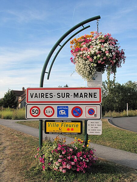 File:Vaires-sur-Marne, ville fleurie.jpg