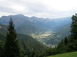 Valle di Concei se stejnojmennou obcí (nejvýš Lenzumo, pod ním Enguiso a ještě níže Locca); vidět jsou též okraje zástavby obcí Bezzecca (vlevo dole) a Pieve di Ledro (vpravo dole)