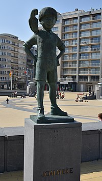 Statue of Jommeke and his parrot Flip in Middelkerke Valeer Peirsman - Jommeke en Flip - Stripstandbeelden Middelkerke 21-4-2018 11-33-19.jpg