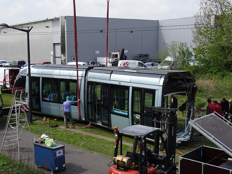 File:Valenciennes & Anzin - Déraillement de la rame de tramway n° 17 à la sortie du dépôt de Saint-Waast le 11 avril 2014 (060).JPG