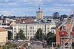 Hotell Torni, i förgrunden Gamla Tekniska högskolan.