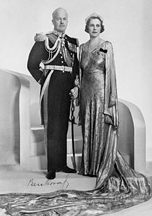 The Countess of Bessborough (right), viceregal consort of Canada, with her husband, the 9th Earl of Bessborough, in their official photograph as governor general and viceregal consort of Canada, 1933 VerePonsonby.jpg