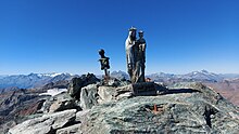 Vetta della montagna con statua della Madonna e busto di san Leonardo Murialdo.