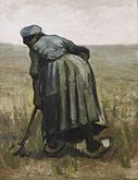 Женщина смотрит в сторону и работает с лопата 