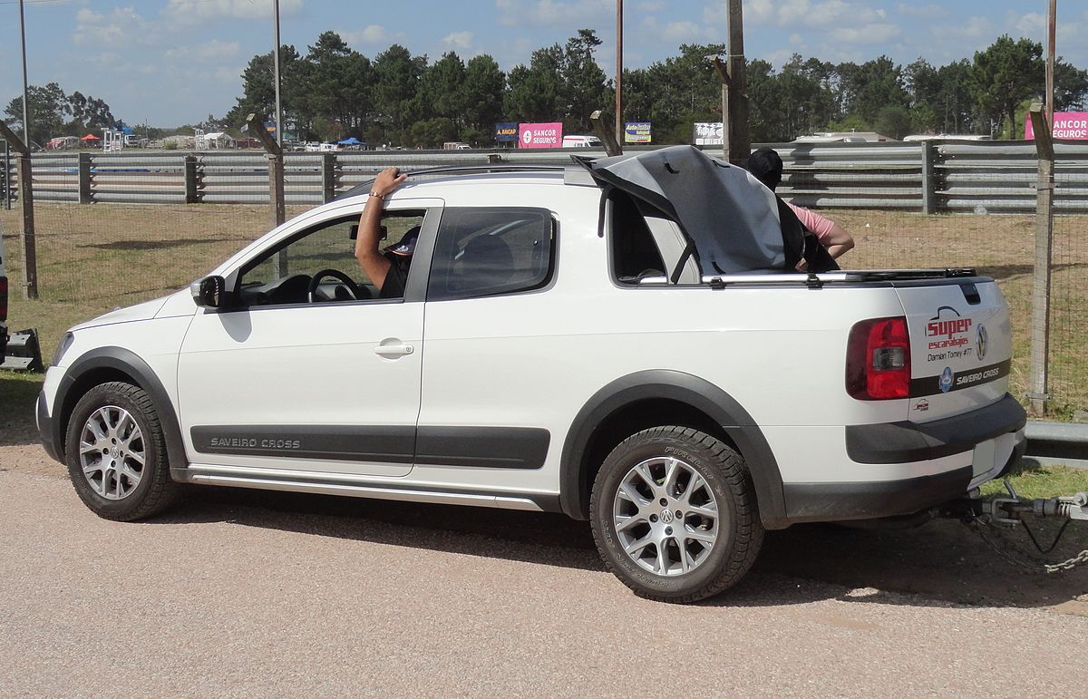 File:Volkswagen Saveiro Cross Doble Cabina Mk6 in Uruguay - front