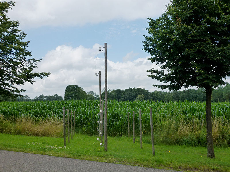 File:Vredesmonument De Dodendraad in Zondereigen (Belgium) 02.jpg