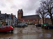 La placo Vrijhof antaŭ la preĝejo Sint-Martinuskerk