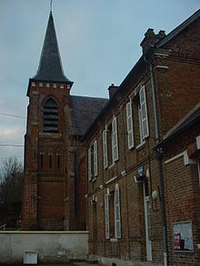 Vue de l'église et de la mairie de Fresnes-Tilloloy (Somme-France).JPG