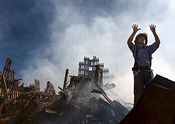 Un pompier réclame par gestes dix secouristes supplémentaires pour l'aider à se frayer un chemin parmi les gravats du World Trade Center, quatre jours après les attentats du 11 septembre 2001 à New York. (définition réelle 2 760 × 1 960)