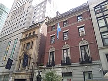 O espaço entre 10 e 12 West 56th Street, que originalmente era um pátio, mas agora contém a entrada da casa número 12