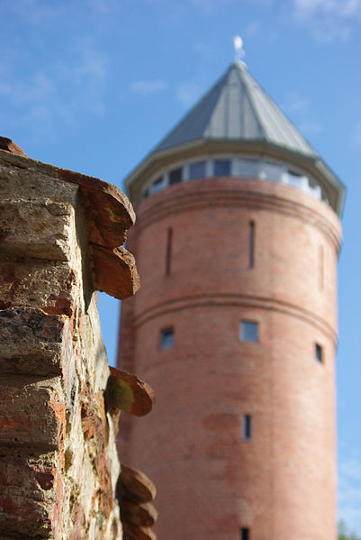 File:Wasserturm und Stadtmauer Grimmen.JPG