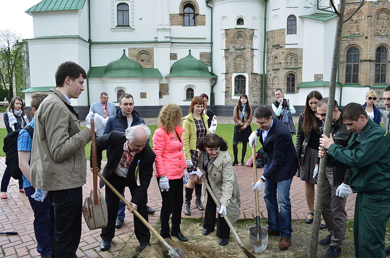 Висаджують дерева до Дня землі (фото: Ilya, CC-BY-SA-4.0) https://commons.wikimedia.org/wiki/File:Wikipedia_Loves_Monuments_Awards_in_Ukraine_109.JPG