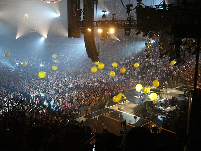 Coldplay performing "Yellow", their breakthrough hit, from the band's 2000 debut album Parachutes, in 2005