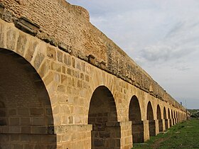 Tunus yakınlarındaki su kemerinin bazı kemerlerinin görünümü.