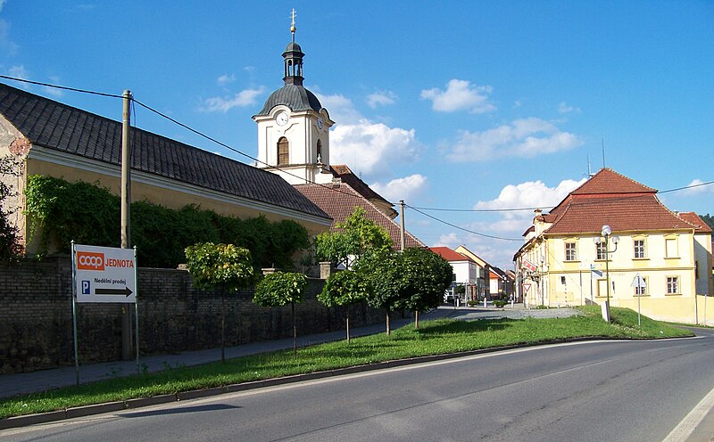 File:Zdice, kostel Narození Panny Marie, z Komenského ulice.jpg
