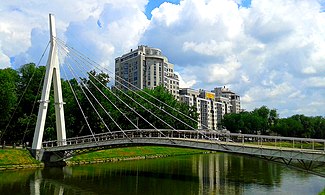Вид современного пешеходного моста через реку Харьков