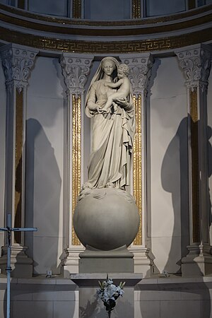 Statue de la Vierge à l'enfant dans le chœur de cette dernière.