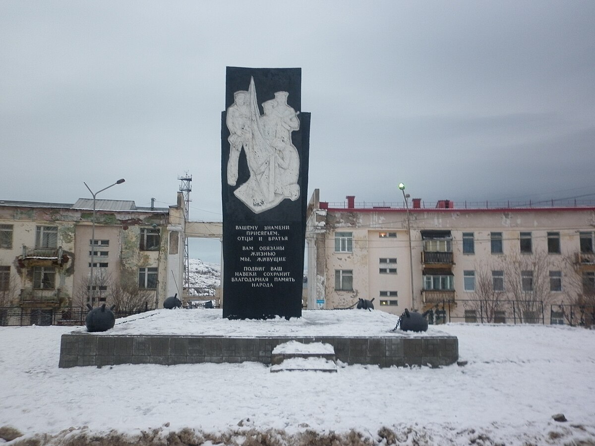 Полярный какой город. Памятник героям-североморцам морякам ОВРА (охраны водного района). Памятники в Полярном Мурманской области. Мурманская область Полярный памятник героям североморцам. Памятник героям – североморцам морякам ОВРА Полярный.