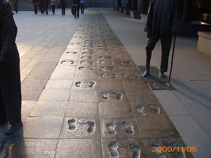 File:大屠杀纪念馆中幸存者的脚印 - panoramio.jpg