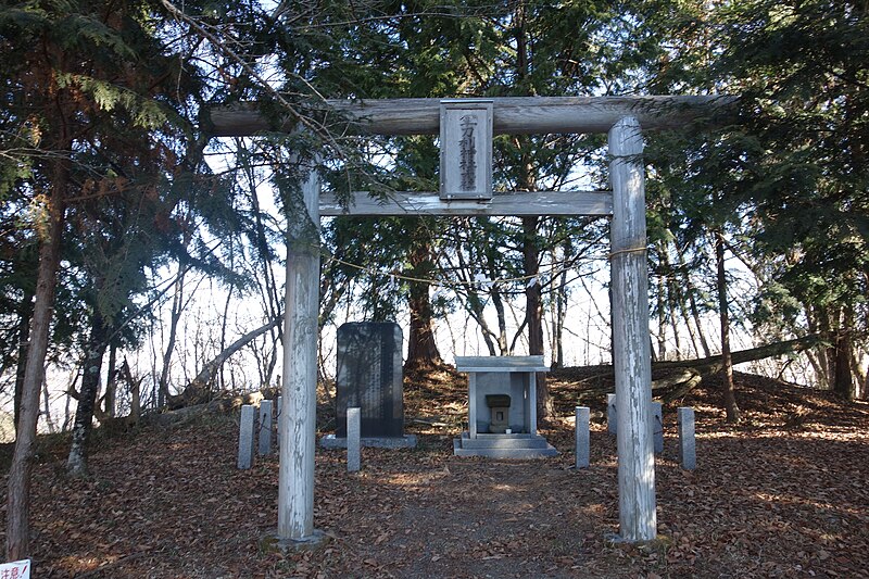 File:軍刀利神社元社（熊倉山と三国山の中間）.jpg